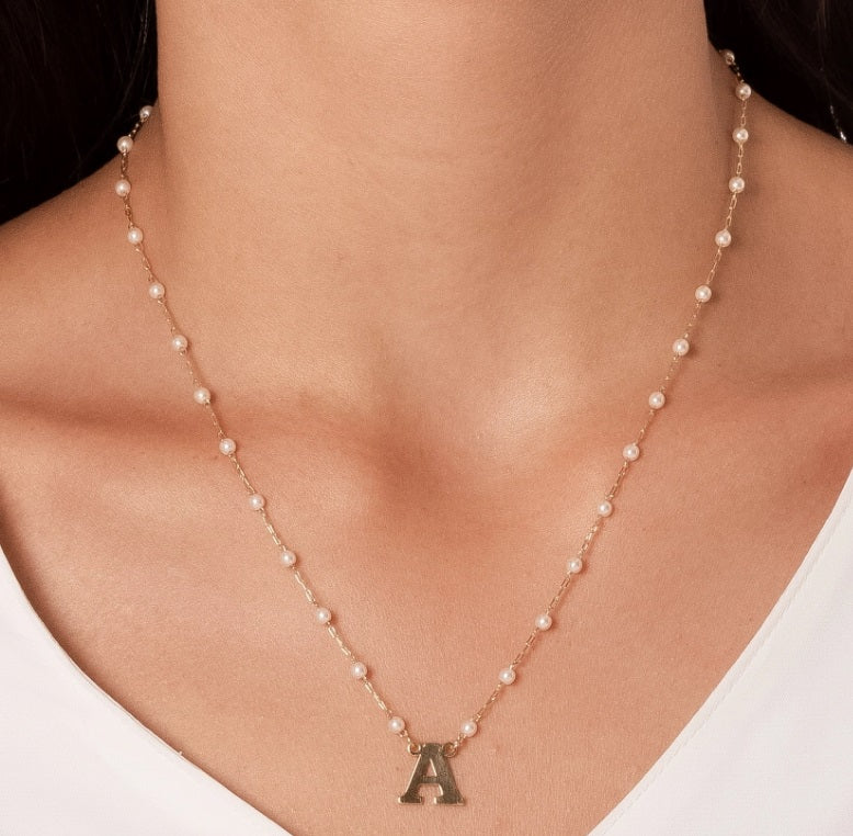 Colar Inicial com Pérolas – Banho de Ouro 18k