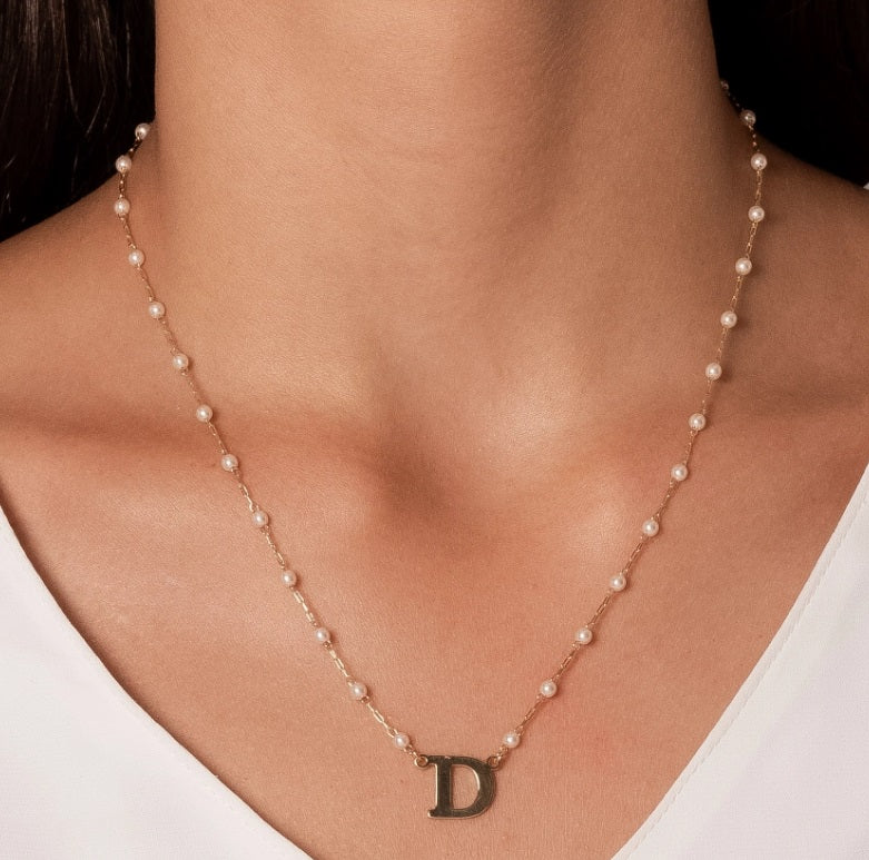 Colar Inicial com Pérolas – Banho de Ouro 18k