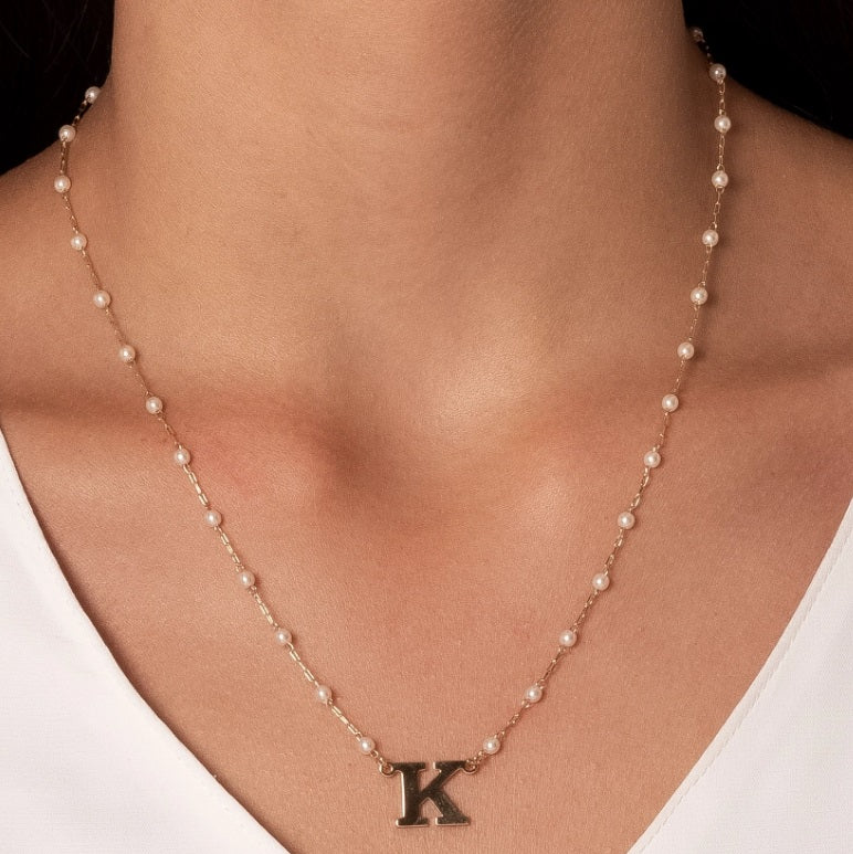 Colar Inicial com Pérolas – Banho de Ouro 18k