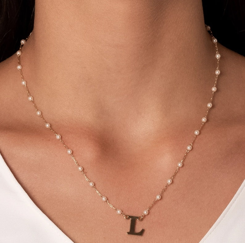 Colar Inicial com Pérolas – Banho de Ouro 18k