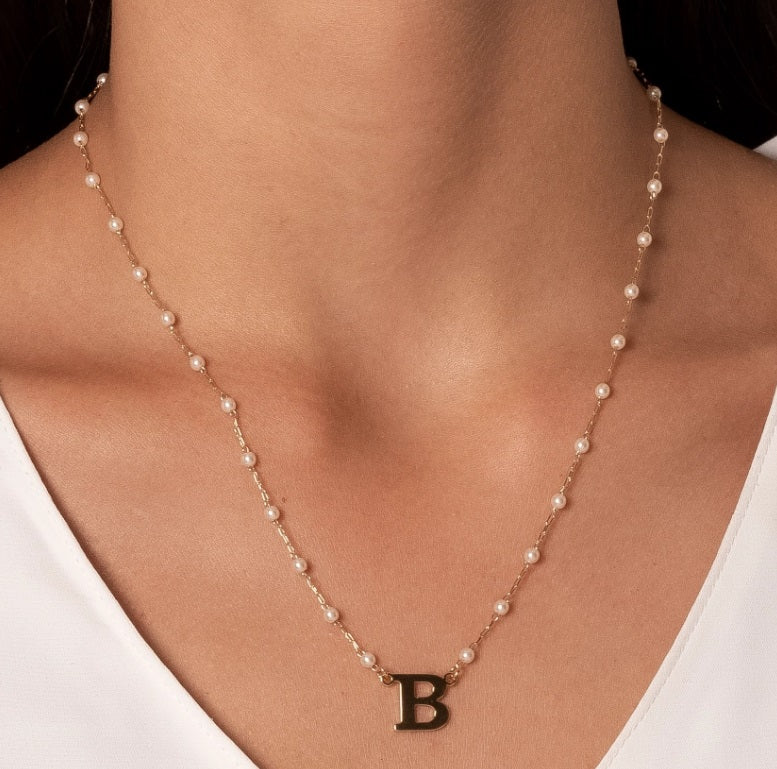Colar Inicial com Pérolas – Banho de Ouro 18k
